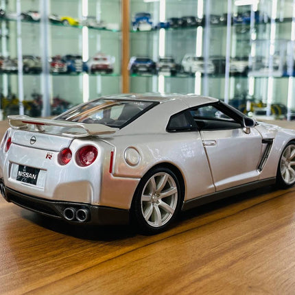 Bburago Nissan GT-R R35 2009 1:18 Diecast Model Car Silver - fine detailed model replica