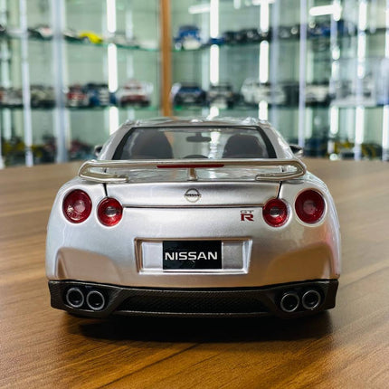 Bburago Nissan GT-R R35 2009 1:18 Diecast Model Car Silver - premium collector scale model