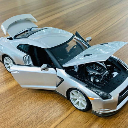 Bburago Nissan GT-R R35 2009 1:18 Diecast Model Car Silver - detailed die-cast style model