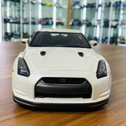Bburago 2009 Nissan GT-R R35 1/18 Diecast Model Car Pearl White - studio product photo of the scale model