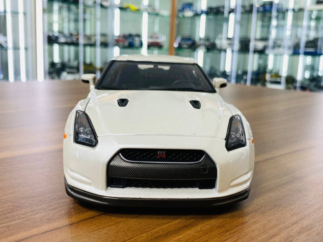 Bburago 2009 Nissan GT-R R35 1/18 Diecast Model Car Pearl White - studio product photo of the scale model