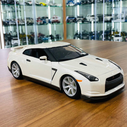 Bburago 2009 Nissan GT-R R35 1/18 Diecast Model Car Pearl White - detailed collector display model