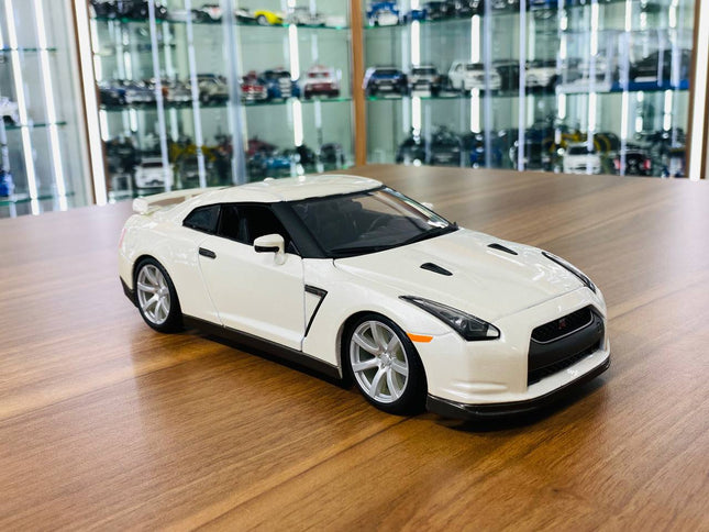 Bburago 2009 Nissan GT-R R35 1/18 Diecast Model Car Pearl White - detailed collector display model