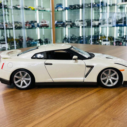 Bburago 2009 Nissan GT-R R35 1/18 Diecast Model Car Pearl White - collectible scale model car