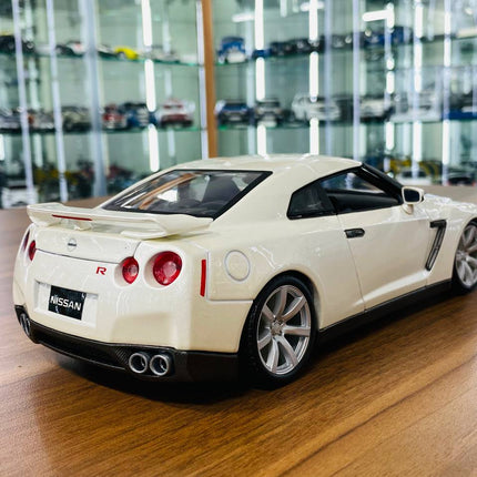 Bburago 2009 Nissan GT-R R35 1/18 Diecast Model Car Pearl White - fine detailed model replica