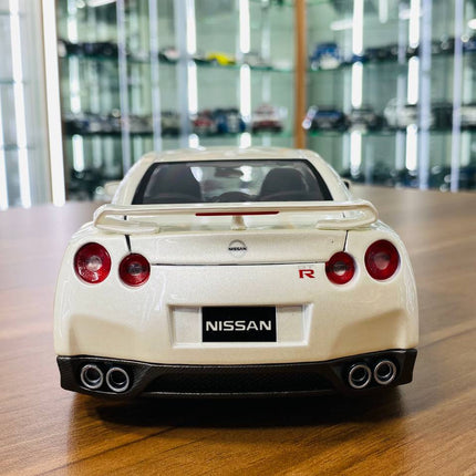 Bburago 2009 Nissan GT-R R35 1/18 Diecast Model Car Pearl White - premium collector scale model
