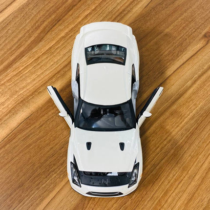 Bburago 2009 Nissan GT-R R35 1/18 Diecast Model Car Pearl White - scale model for display