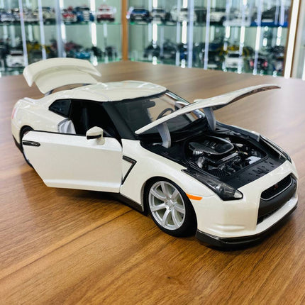 Bburago 2009 Nissan GT-R R35 1/18 Diecast Model Car Pearl White - collector edition scale model