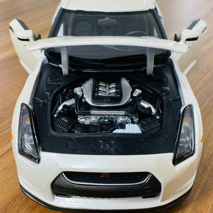 Bburago 2009 Nissan GT-R R35 1/18 Diecast Model Car Pearl White - showroom-quality model replica