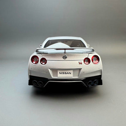 Motorhelix Nissan GT-R R35 Track Edition 1:18 Diecast Model Car - detailed die-cast style model