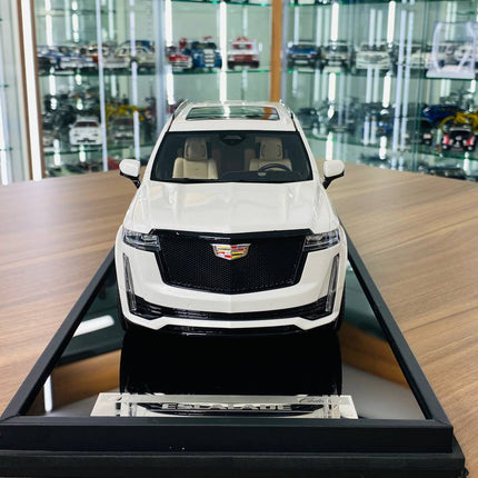 Motorhelix 1:18 Resin Cadillac Escalade Sport Platinum 2022 White - studio product photo of the scale model
