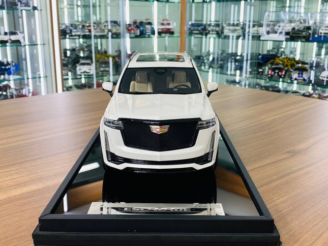Motorhelix 1:18 Resin Cadillac Escalade Sport Platinum 2022 White - studio product photo of the scale model