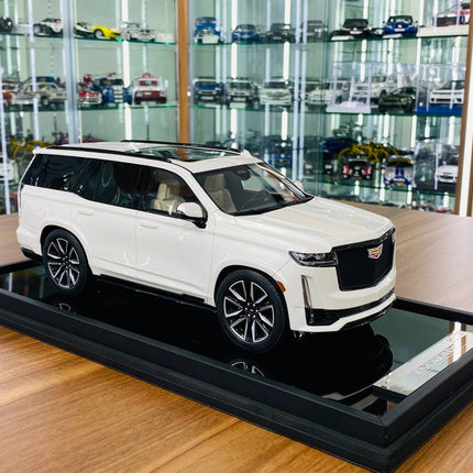 Motorhelix 1:18 Resin Cadillac Escalade Sport Platinum 2022 White - detailed collector display model