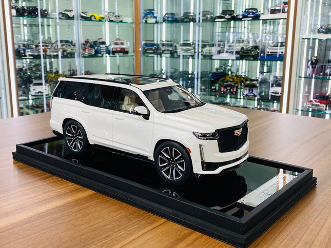 Motorhelix 1:18 Resin Cadillac Escalade Sport Platinum 2022 White - detailed collector display model