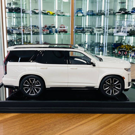 Motorhelix 1:18 Resin Cadillac Escalade Sport Platinum 2022 White - collectible scale model car