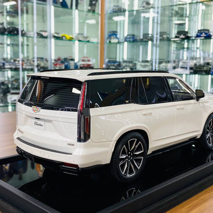 Motorhelix 1:18 Resin Cadillac Escalade Sport Platinum 2022 White - fine detailed model replica