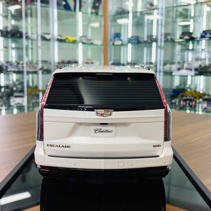 Motorhelix 1:18 Resin Cadillac Escalade Sport Platinum 2022 White - premium collector scale model