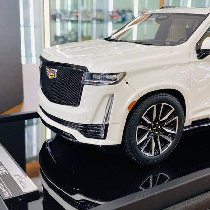 Motorhelix 1:18 Resin Cadillac Escalade Sport Platinum 2022 White - detailed die-cast style model