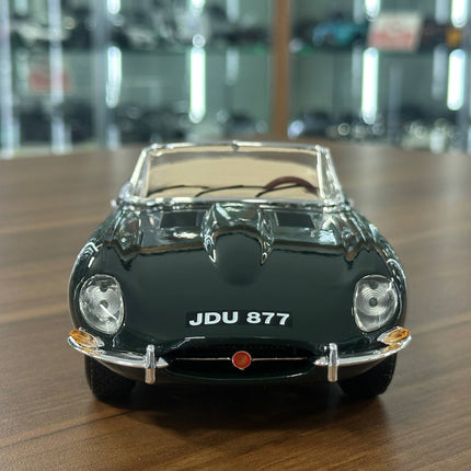 Bburago Jaguar E-Type Convertible 1961 1:18 Diecast Model Car Green - studio product photo of the scale model