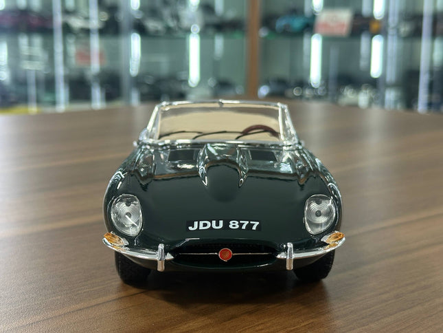 Bburago Jaguar E-Type Convertible 1961 1:18 Diecast Model Car Green - studio product photo of the scale model