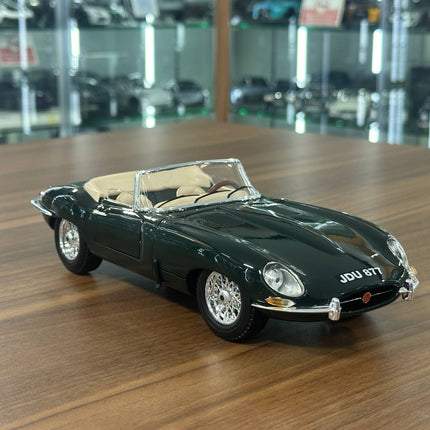 Bburago Jaguar E-Type Convertible 1961 1:18 Diecast Model Car Green - detailed collector display model