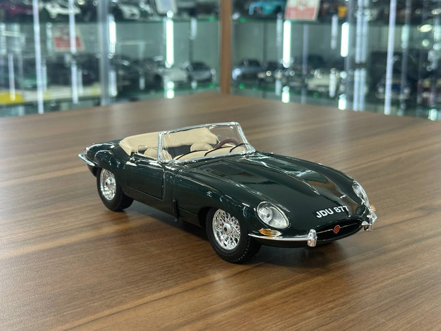 Bburago Jaguar E-Type Convertible 1961 1:18 Diecast Model Car Green - detailed collector display model