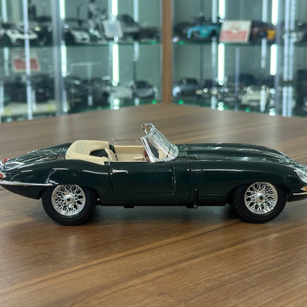 Bburago Jaguar E-Type Convertible 1961 1:18 Diecast Model Car Green - collectible scale model car