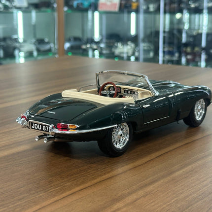 Bburago Jaguar E-Type Convertible 1961 1:18 Diecast Model Car Green - fine detailed model replica