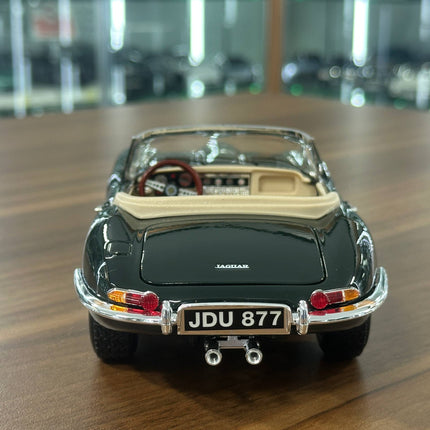 Bburago Jaguar E-Type Convertible 1961 1:18 Diecast Model Car Green - premium collector scale model