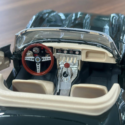 Bburago Jaguar E-Type Convertible 1961 1:18 Diecast Model Car Green - scale model for display