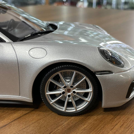 Minichamps Porsche 911 Targa 4 GTS 1:18 Diecast Model GT Silver - collector edition scale model