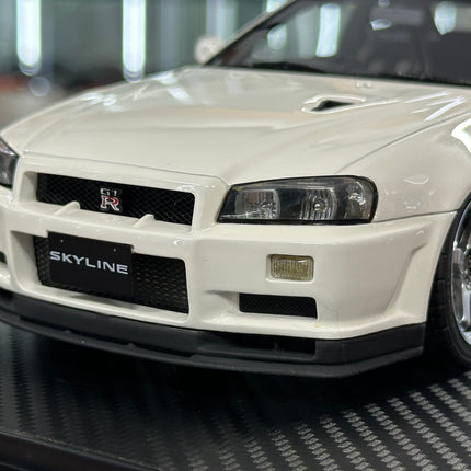 Nissan Skyline GT-R V-Spec II BNR34 1:18 Resin Model White Ignition Model - showroom-quality model replica