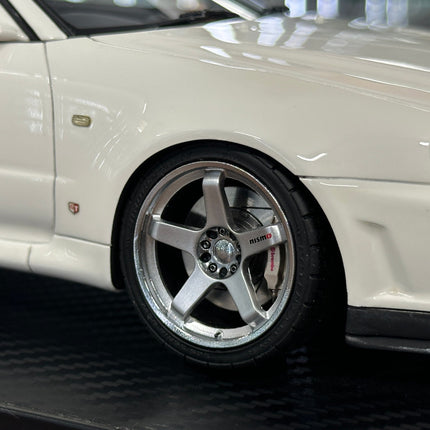 Nissan Skyline GT-R V-Spec II BNR34 1:18 Resin Model White Ignition Model - collector edition scale model
