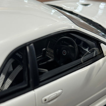 Nissan Skyline GT-R V-Spec II BNR34 1:18 Resin Model White Ignition Model - detailed die-cast style model