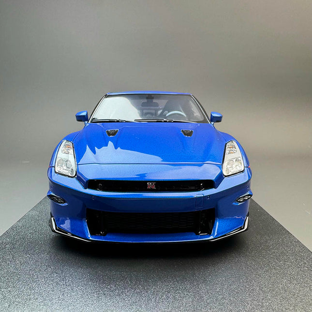 GT Spirit Nissan GT-R R35 Blue GT521 1:18 Resin Model Car - studio product photo of the scale model
