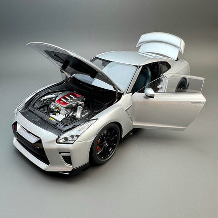 Motorhelix Nissan GT-R R35 Track Edition 1:18 Diecast Model Car - collector edition scale model