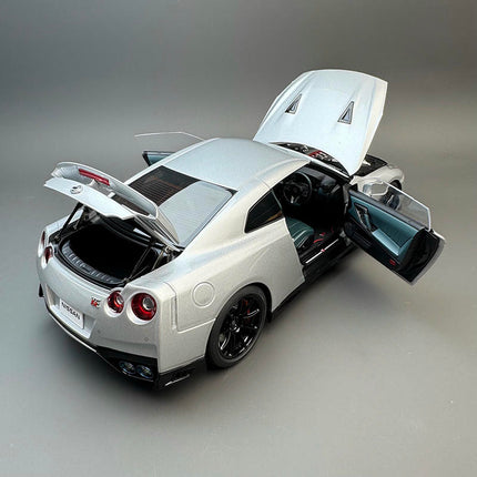 Motorhelix Nissan GT-R R35 Track Edition 1:18 Diecast Model Car - scale model collectible piece