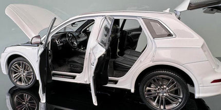 YX Car Model Audi Q5 White Black 1:18 Diecast Model Car - showroom-quality model replica