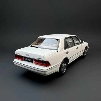 KengFai Toyota Crown 155 1:18 Diecast Model Car - detailed die-cast style model