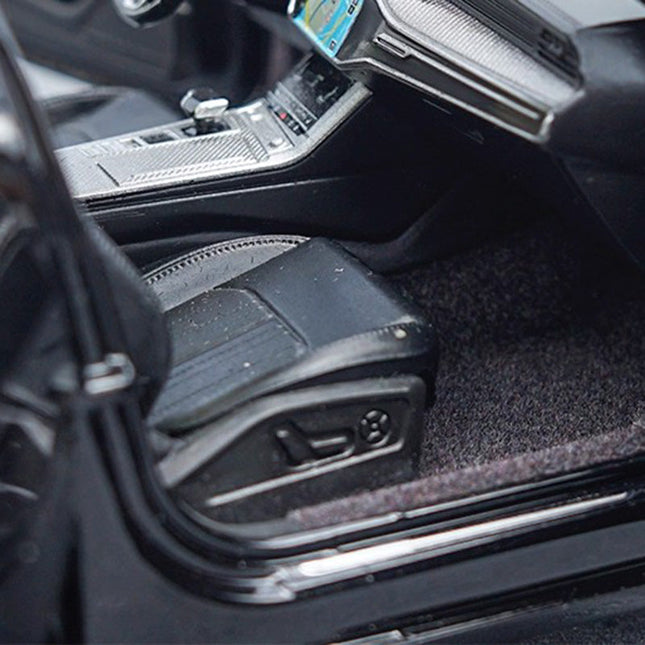 Audi Original A6L 2019 Black 1:18 Diecast Model Car - studio product photo of the scale model
