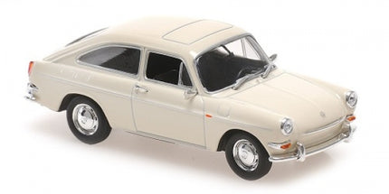 1:18 scale cream classic Volkswagen diecast model car with detailed features