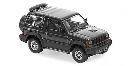 1:18 scale diecast Mitsubishi Pajero model car in black with detailed exterior