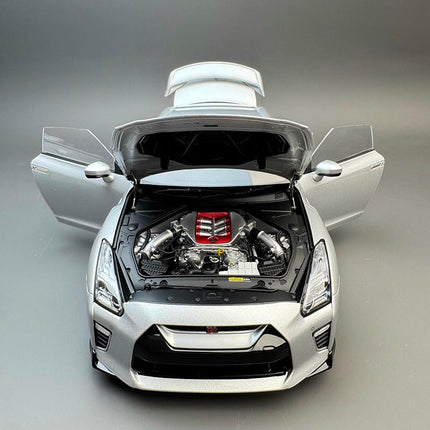 Motorhelix Nissan GT-R R35 Track Edition 1:18 Diecast Model Car - showroom-quality model replica