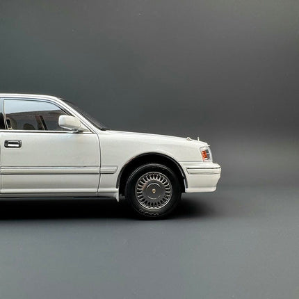 KengFai Toyota Crown 155 1:18 Diecast Model Car - collector edition scale model