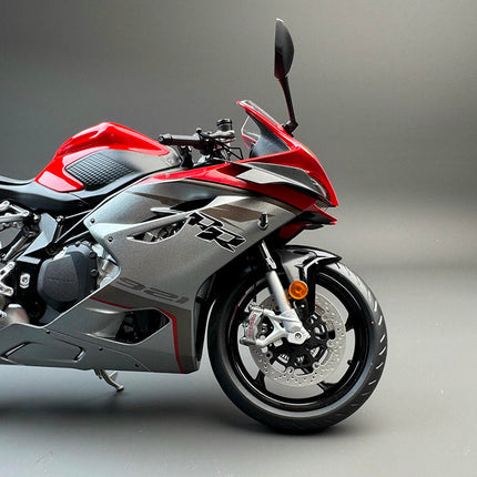 Qianjiang SRK 921RR Red Motorcycle 1:9 Diecast Model Motorcycle - collector edition scale model