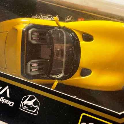 Bburago 1/18 Dodge Viper RT/10 1996 Yellow Diecast Model Car - studio product photo of the scale model