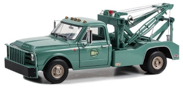 Green diecast model tow truck in 1:18 scale with detailed features and vintage design.
