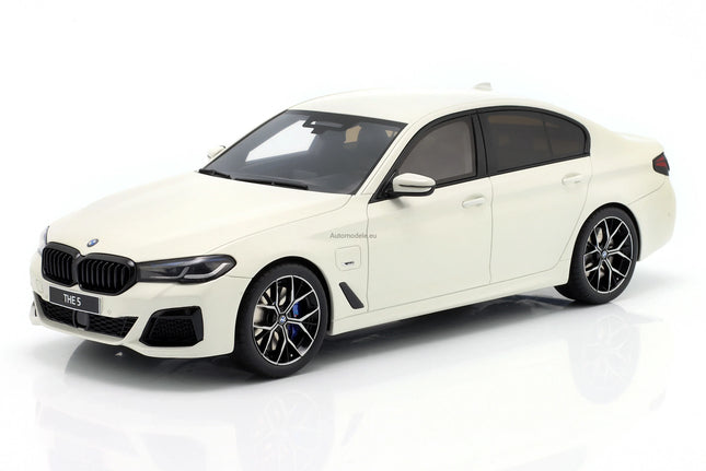 https://automodele.eu/environment/cache/images/productGfx_760724_0_0/GT496-BMW-545E-xDrive-M-Sport-Saloon-G30-2023-Alpine-White-GT-Spirit-118.webp