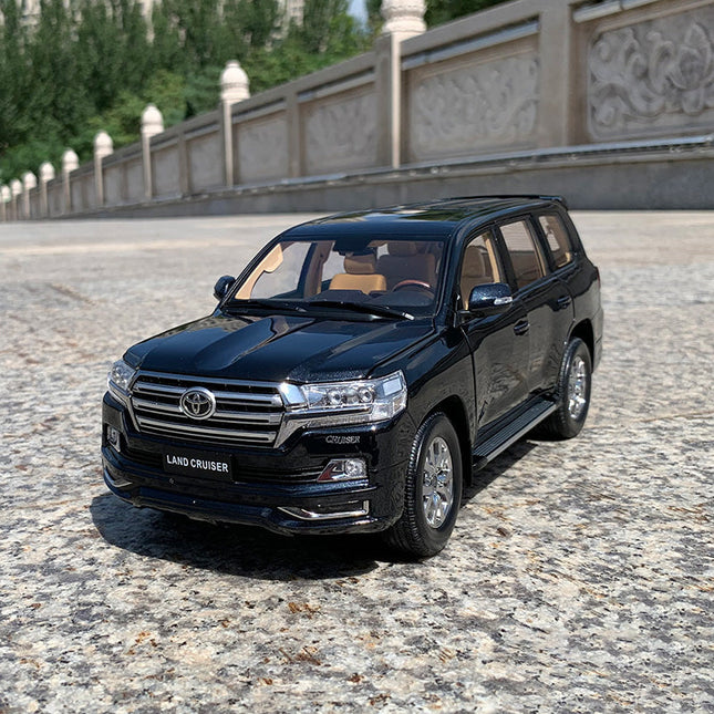 KengFai Kengfei Original Factory Toyota Land Cruiser LC200 Green 1:18 Diecast Model Car - studio product photo of the scale m