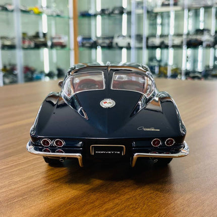 AutoArt Corvette C2 Sting Ray 1963 Daytona Blue 1:18 Diecast Model Car - studio product photo of the scale model